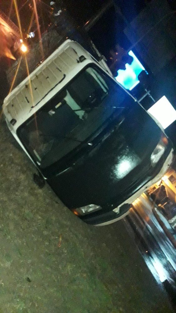 Alkollü sürücünün kullandığı kamyonet devrildi: 2 yaralı