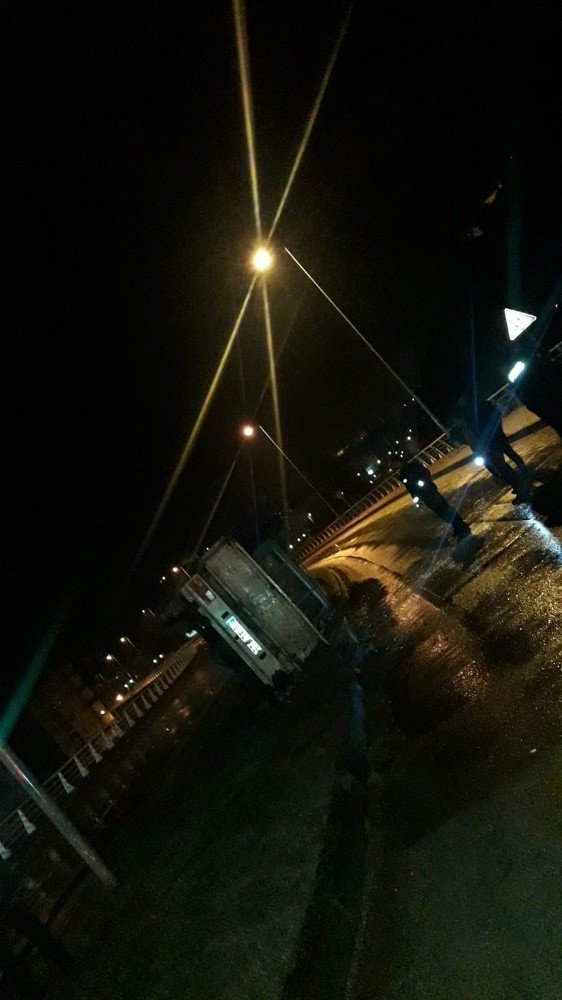 Alkollü sürücünün kullandığı kamyonet devrildi: 2 yaralı