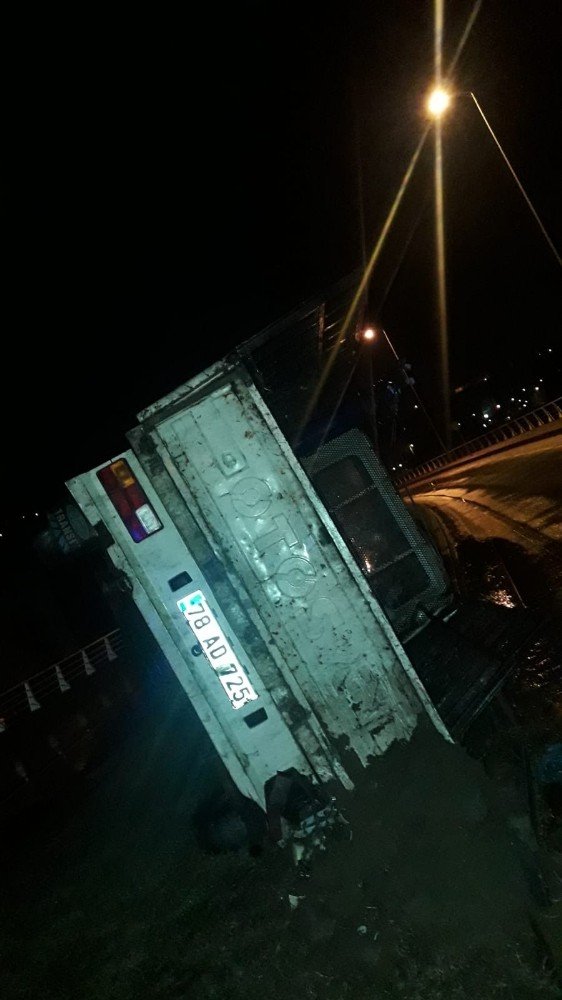 Alkollü sürücünün kullandığı kamyonet devrildi: 2 yaralı