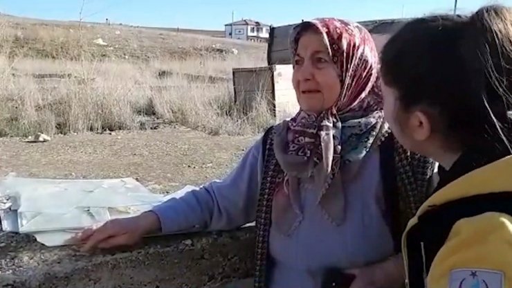 Evi yanan yaşlı kadın gözyaşlarını tutamadı
