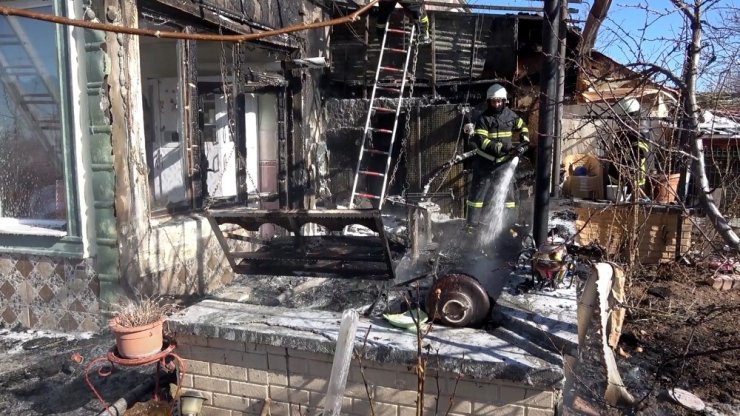 Evi yanan yaşlı kadın gözyaşlarını tutamadı