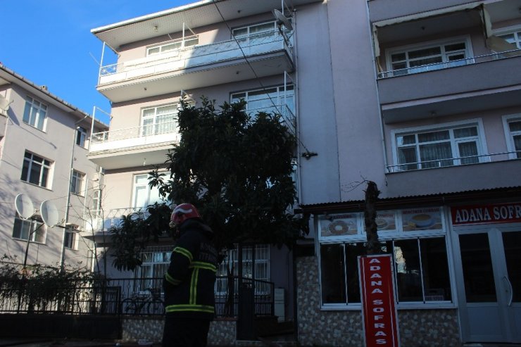 4 katlı binada çıkan yangın paniğe neden oldu