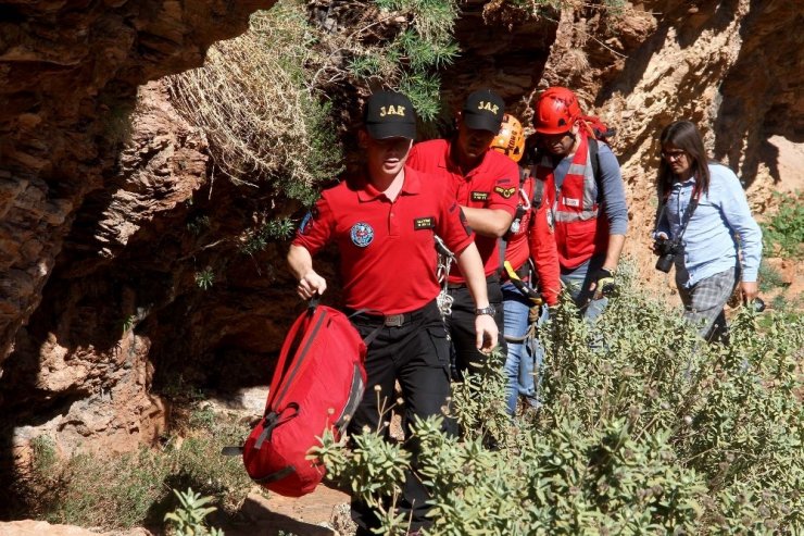 Kayalıklarda mahsur kalan oğlağı AKUT ve JAK kurtardı