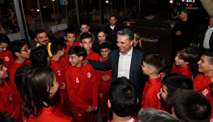U14 futbol takımı şampiyonluğu kutladı