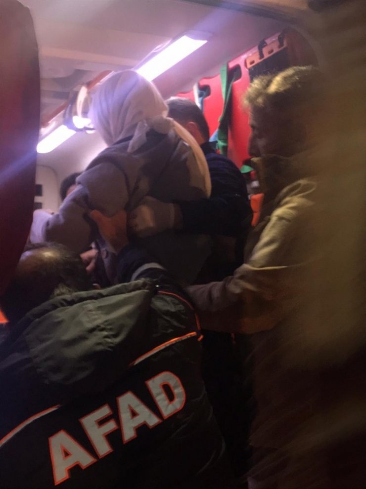 Jandarma emniyeti sağladı, hasta kadın 3 saat süren çalışmanın ardından kurtarıldı