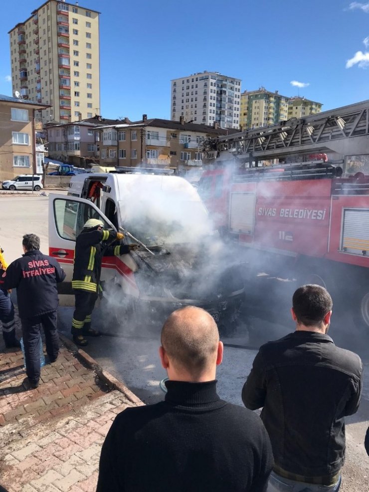 Hasta almaya giden ambulans yandı