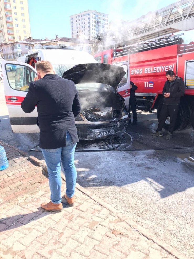 Hasta almaya giden ambulans yandı