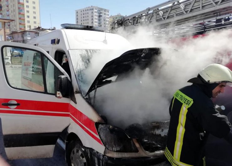 Sivas'ta seyir halindeki ambulansta çıkan yangın söndürüldü