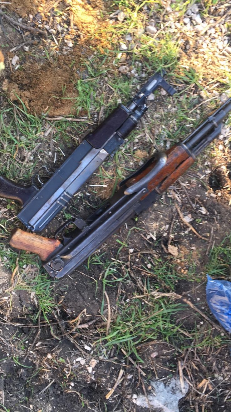 Adana'da bir çiftlikte kalaşnikof ve hücum yelekleri ele geçirildi