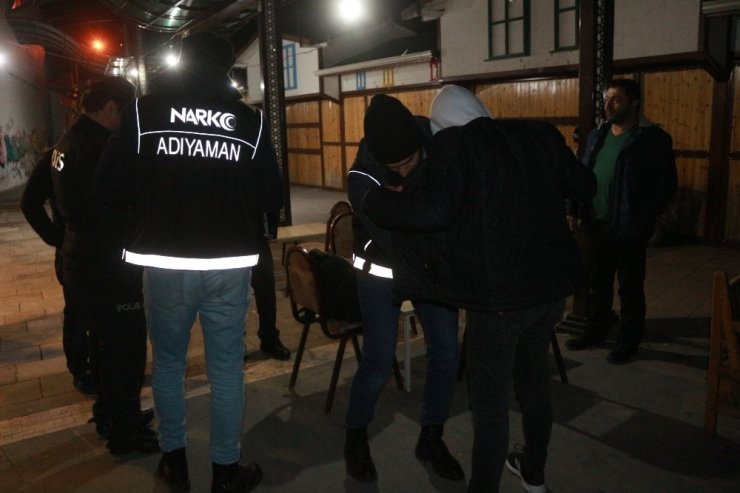 Polis ekipleri, sanat sokağında adeta kuş uçurtmuyor