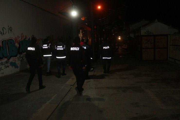 Polis ekipleri, sanat sokağında adeta kuş uçurtmuyor