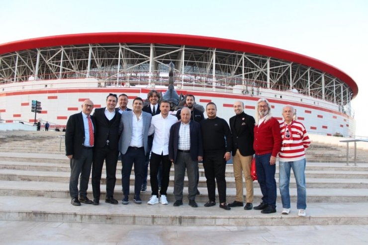 Antalyaspor’dan Podolski’ye imza günü