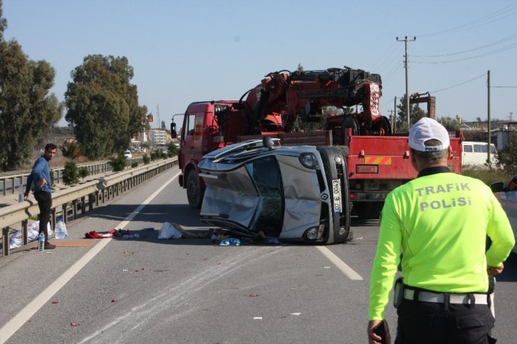 Devrilen araç çelik bariyerlere çarparak durabildi: 2 yaralı