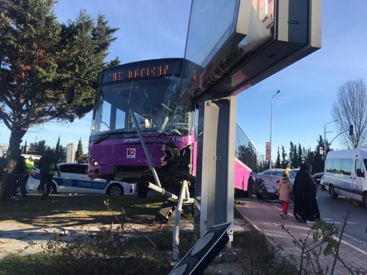 Ataşehir’de feci kaza: İstanbul Otobüs AŞ’ye ait otobüs ile otomobil çarpıştı