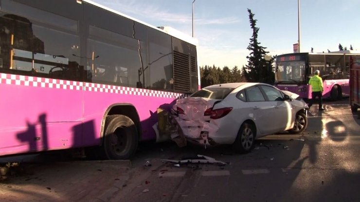 Ataşehir’de, İstanbul Otobüs AŞ’ye ait içi yolcu dolu otobüs ile otomobil çarpıştı. Reklam panosuna çarpan otobüs havada asılı kalırken bir işi yaralandı.
