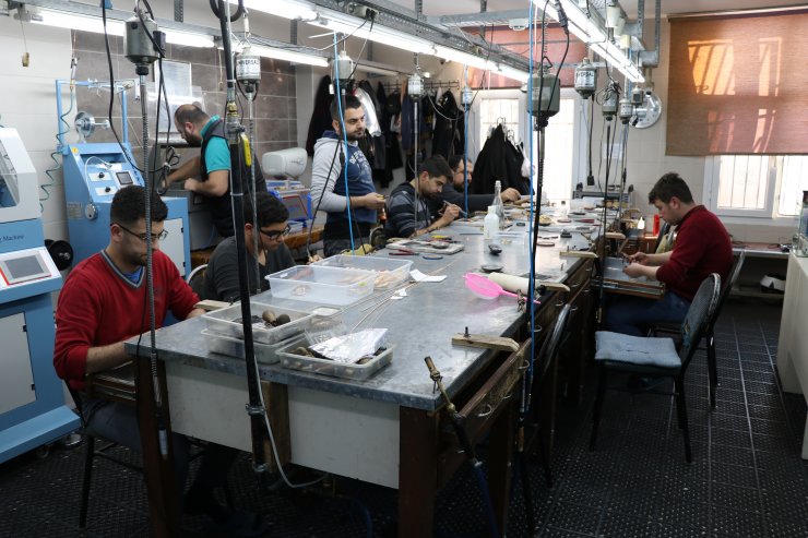 Çöpe karışan altın tozları binbir emekle ekonomiye kazandırılıyor