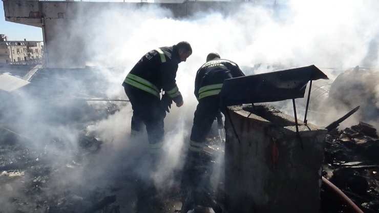 Diyarbakır’da apartmanın çatısında çıkan yangın paniğe neden oldu