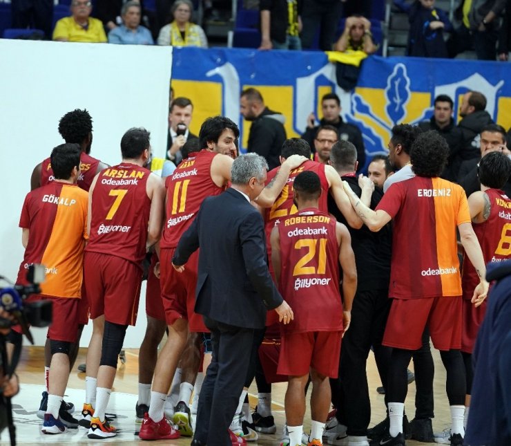 Galatasaray futboldan sonra basketbolda da Fenerbahçe’yi deplasmanda yenememe serisini bitirdi