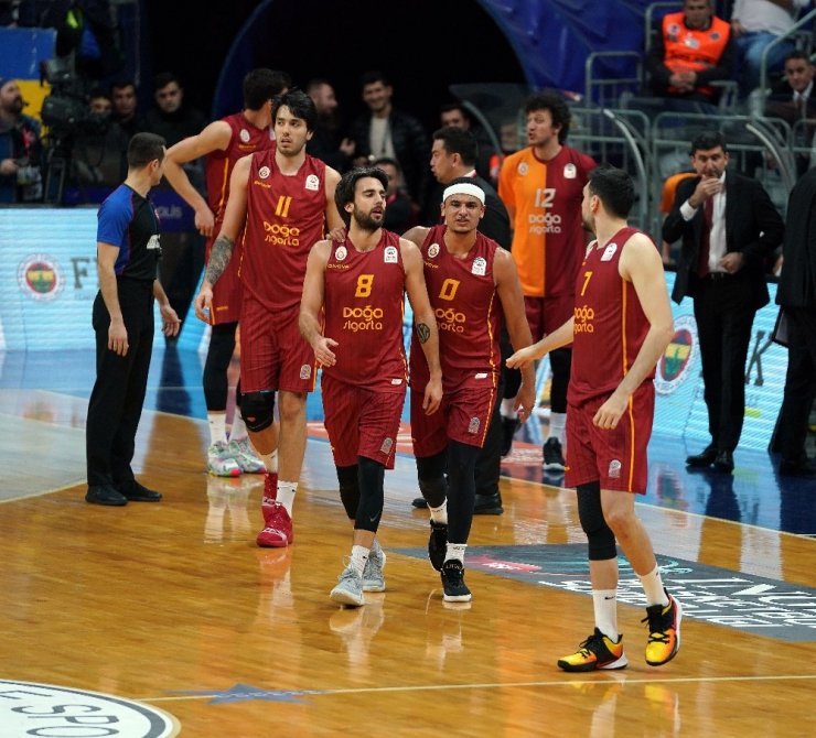 Galatasaray futboldan sonra basketbolda da Fenerbahçe’yi deplasmanda yenememe serisini bitirdi