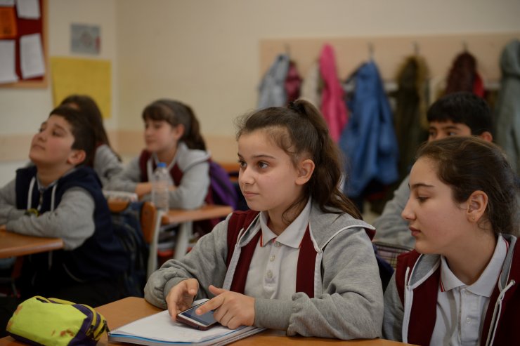 Dilini İngilizceye çevirttiği cep telefonlarını serbest bırakan öğretmen verimi artırdı