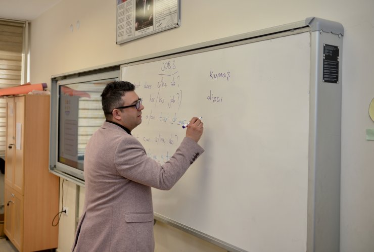 Dilini İngilizceye çevirttiği cep telefonlarını serbest bırakan öğretmen verimi artırdı