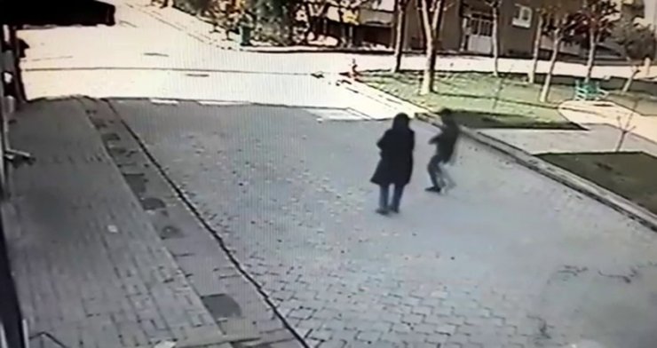 Kadının sokakta bıçakla gasp edilmesi güvenlik kamerasında