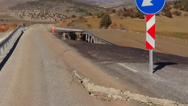 Çökme ve heyelan ilçe yolunu kapattı