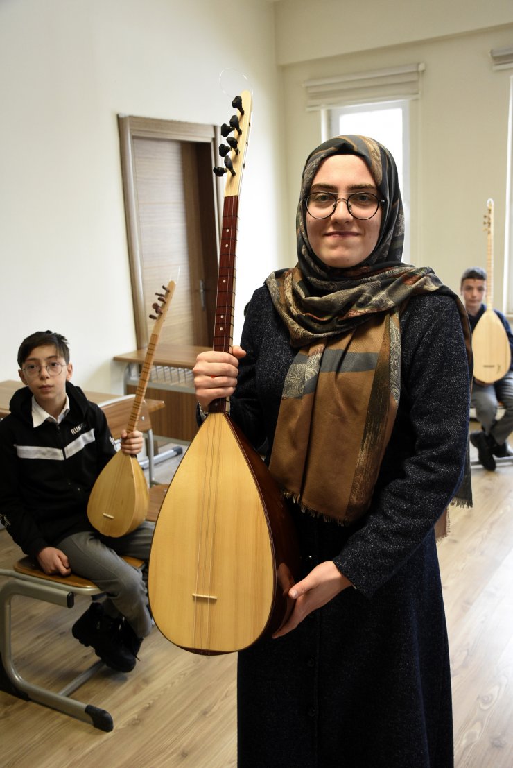 KYK yurdunda çalmayı öğrendiği bağlama ekmek kapısı oldu