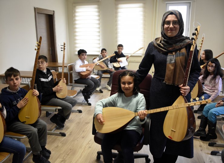 KYK yurdunda çalmayı öğrendiği bağlama ekmek kapısı oldu