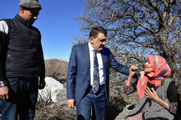 Malatya'da vali ve belediye başkanı deprem bölgesinde inceleme yaptı