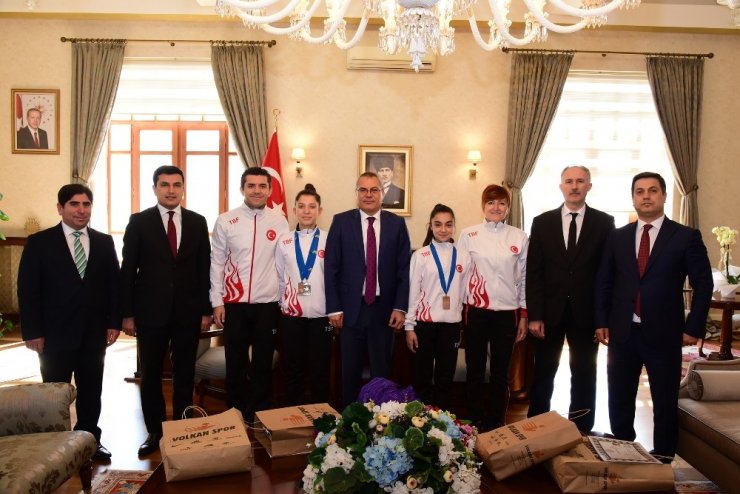 Badminton sporcuları ödüllendirildi