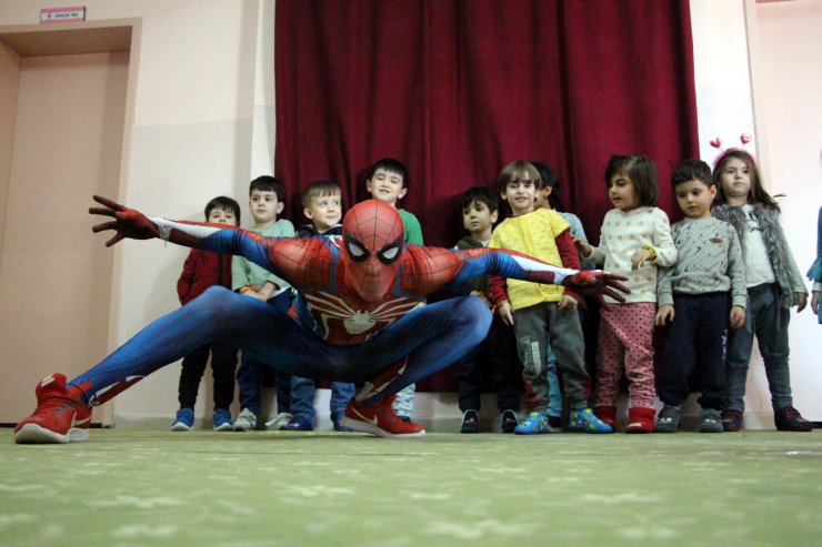 "Örümcek Adam" deprem bölgesinde çocukların yüzünü güldürüyor