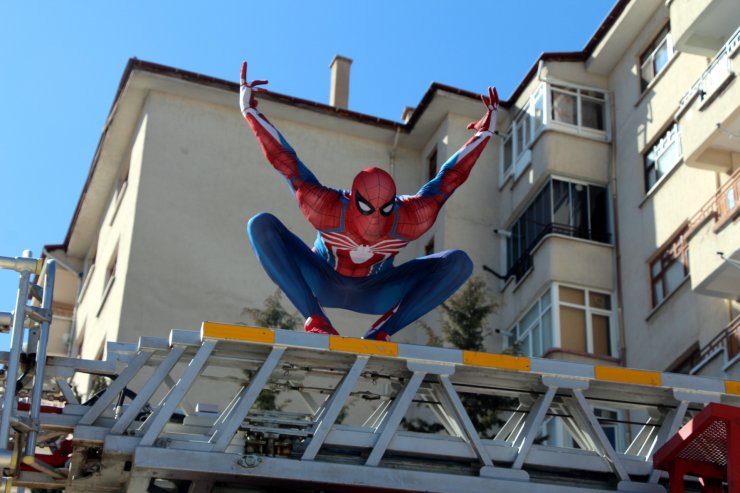 "Örümcek Adam" deprem bölgesinde çocukların yüzünü güldürüyor