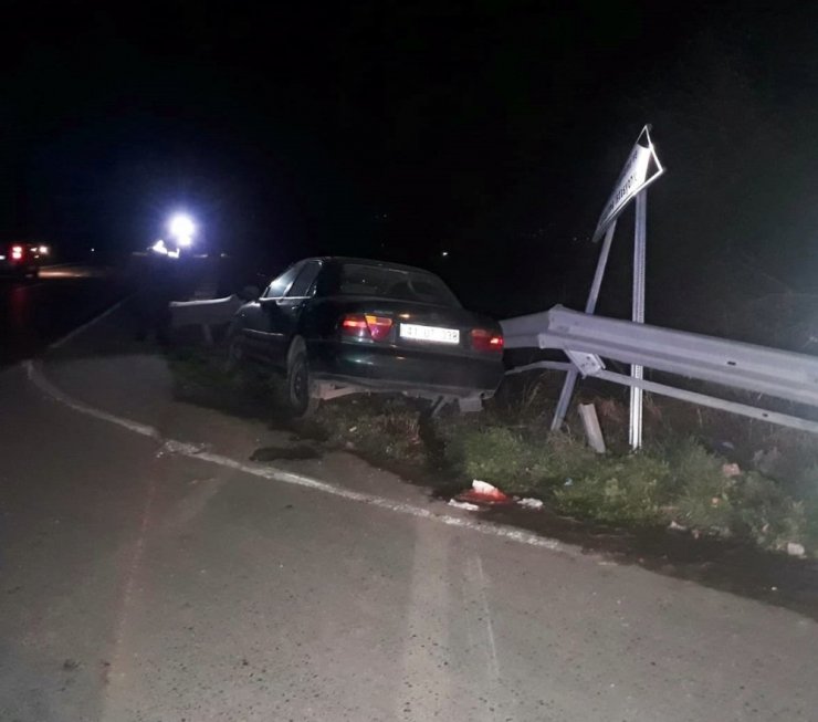 Kontrolüden çıkan otomobil bariyerlere çarptı: 3 yaralı