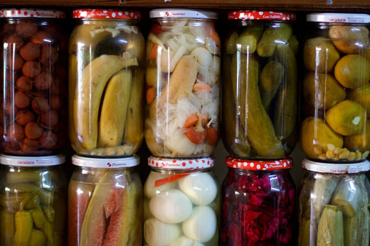 Satılmayan sebze ve meyvelerden 110 çeşit turşu kuruyor