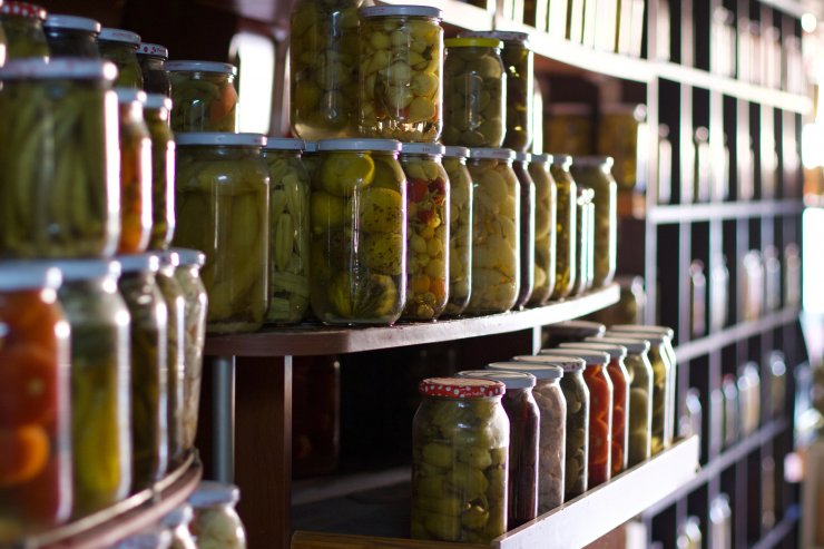 Satılmayan sebze ve meyvelerden 110 çeşit turşu kuruyor