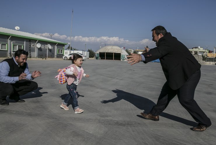 Suriye'de "savaş oyunu" oynayan Selva, Türkiye'de gerçek oyuncaklara kavuştu
