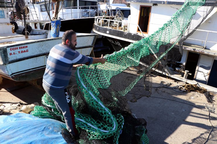 Tekirdağlı balıkçılar "deniz salyası" nedeniyle kıyıya boş ağlarla dönüyor
