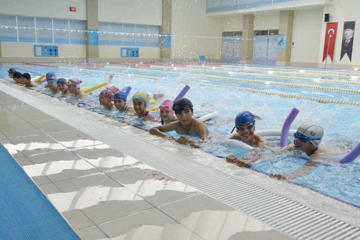 Su Sporları Merkezinde yüzme öğrenen çocuk sayısı bin 200’e ulaştı