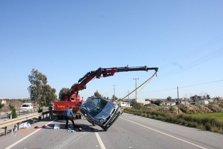 Devrilen araç çelik bariyerlere çarparak durabildi: 2 yaralı