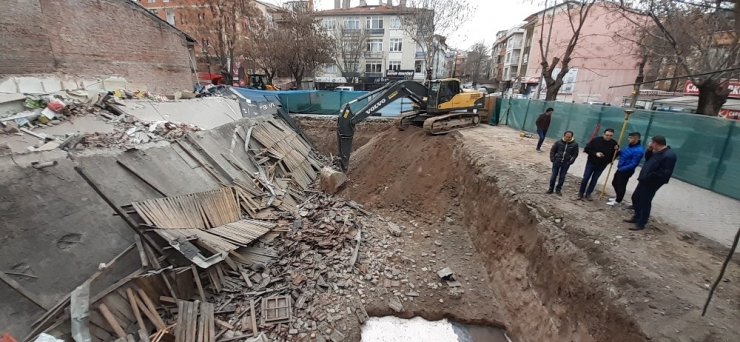 Başkent’te 3 katlı dükkanın temel kazısı yüzünden çöktüğü iddiası
