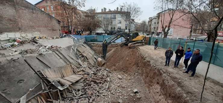 Başkent’te 3 katlı dükkanın temel kazısı yüzünden çöktüğü iddiası