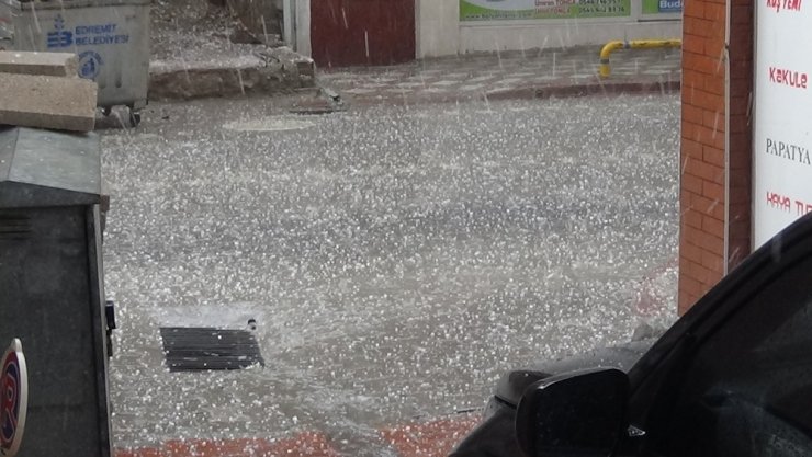 Edremit’e fındık büyüklüğünde dolu yağdı