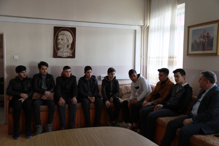 Başkan Demirbaş, yurtta kalan öğrencilerini ziyaret etti