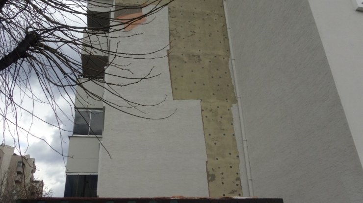 Lodos apartmanın dış cephesini söktü
