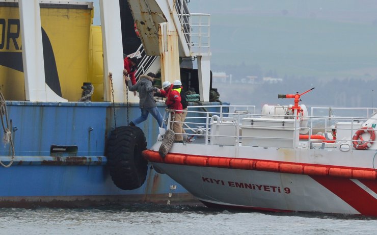 GÜNCELLEME 2 - Çanakkale'de denizde oluşan kum adasına oturan feribot kurtarıldı