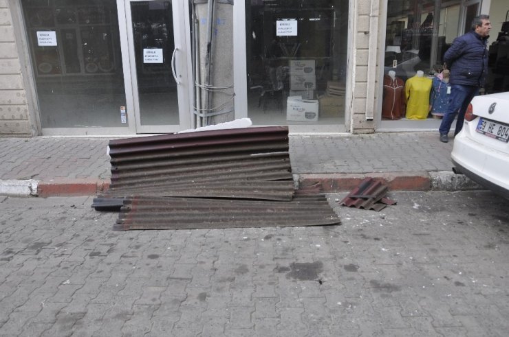 Çatı parça parça uçtu