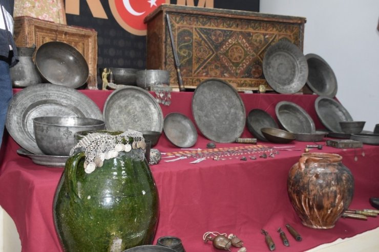 İzmir’de piyasa değeri 15 milyon lira olan 506 parça tarihi eser ele geçirildi