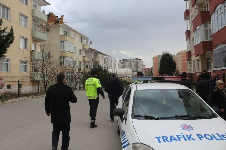 Kuvvetli lodos apartmanın çatısını uçurdu