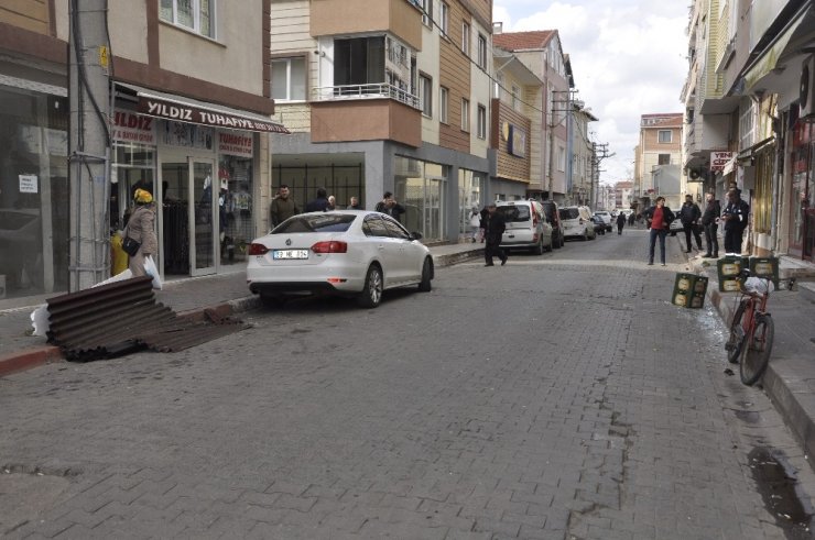 Çatı parça parça uçtu